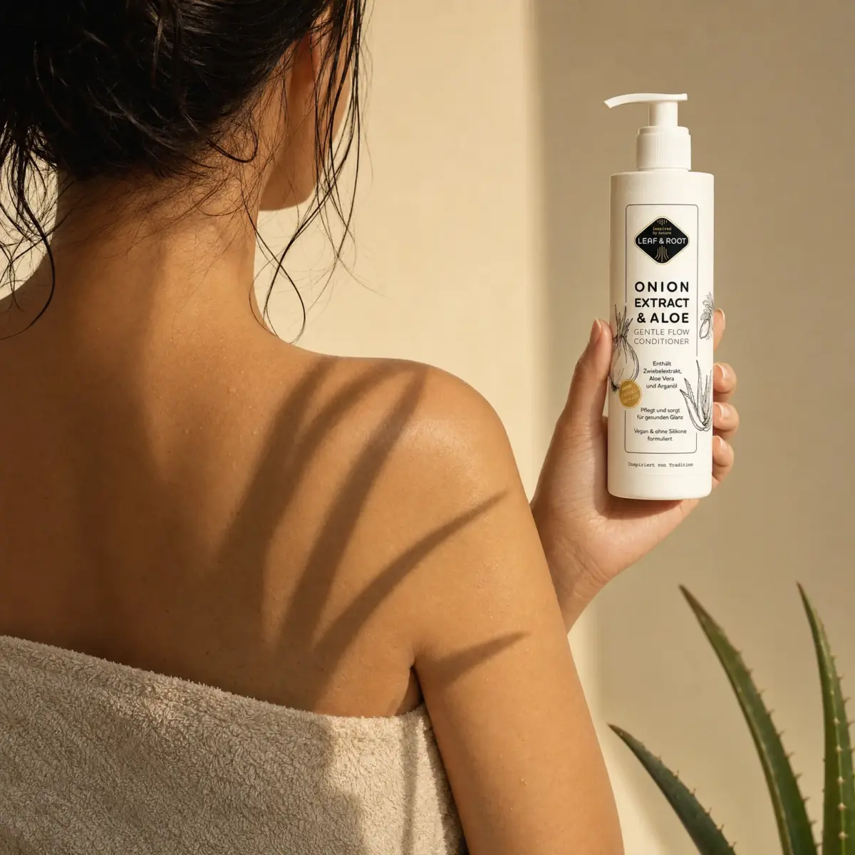 Frau hält den Onion Extract & Aloe Conditioner, Schatten von Aloe-Blättern auf ihrem Rücken