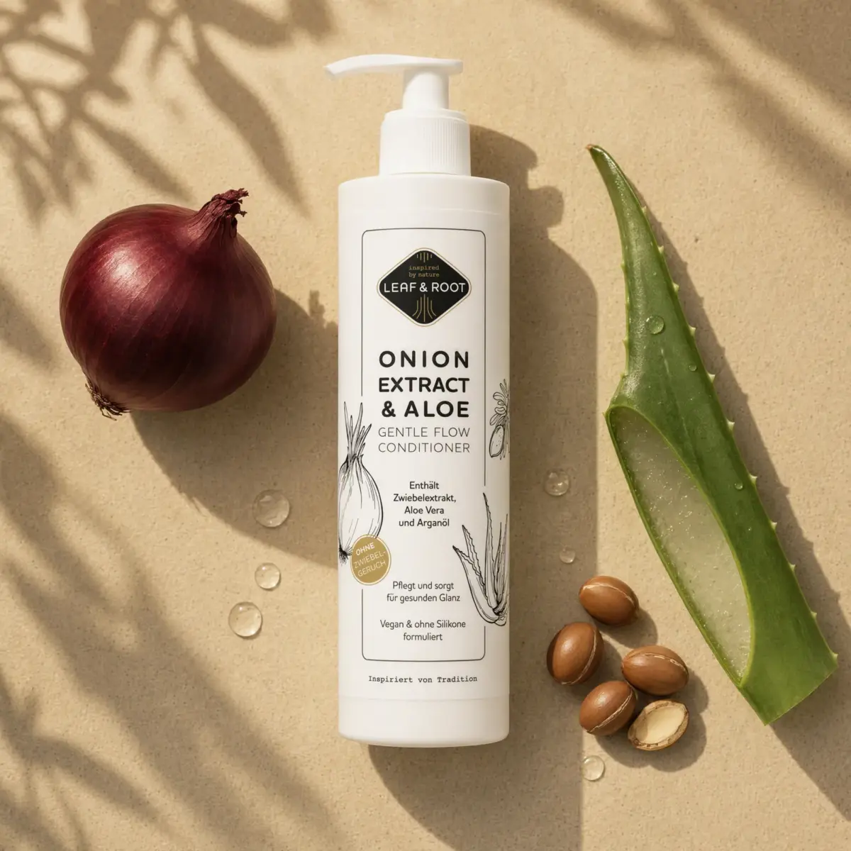 Onion Extract & Aloe Conditioner umgeben von roter Zwiebel, aufgeschnittenem Aloe-Blatt und Arganmandeln