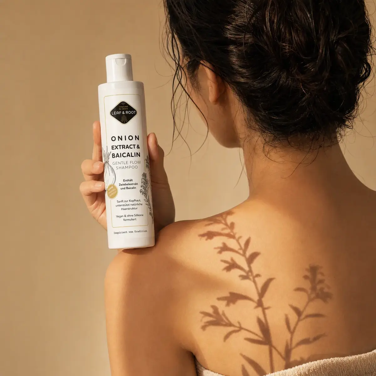 Frau hält das Onion Extract & Baicalin Shampoo, Schatten von Baikal-Helmkraut auf ihrer Schulter