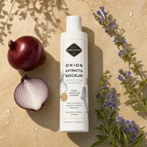 Onion Extract & Baicalin Shampoo umgeben von roter Zwiebel und blühendem Baikal-Helmkraut